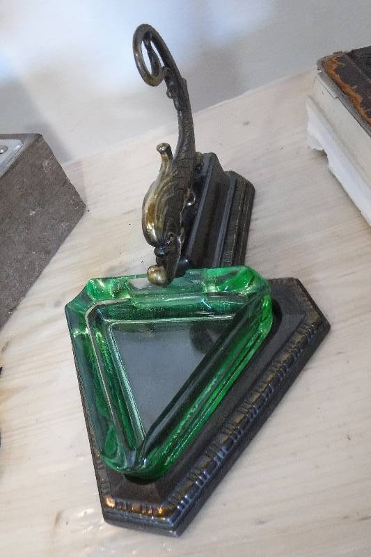 lot 3155 image: Green glass ashtray with fancy holder