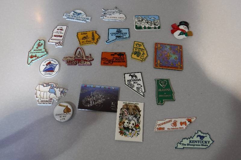 lot 3157 image: Lot of fridge magnets- some states