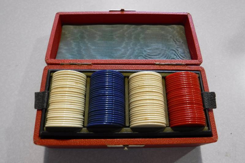 lot 3159 image: Poker chips in case
