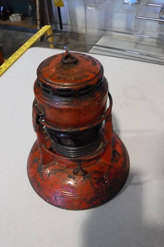 lot 3165 image: Vintage oil lamp lantern