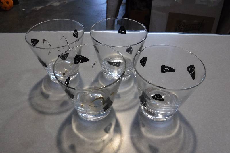 lot 3174 image: Vintage martini glass set