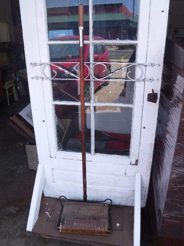 lot 2193 image: Vintage Standard sweeper hoakie rug cleaner