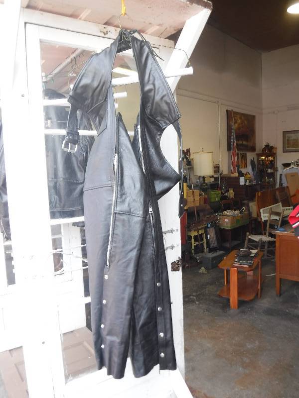 lot 2198 image: 3xl Interstate brand leather chaps