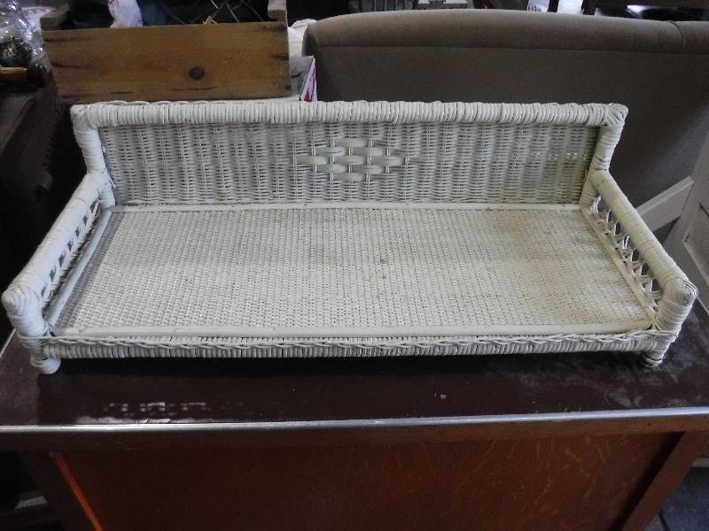 lot 2206 image: White wicker shelf