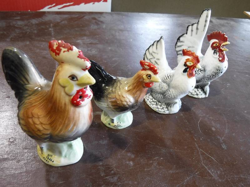 lot 2209 image: 4 chicken or rooster salt and peppers