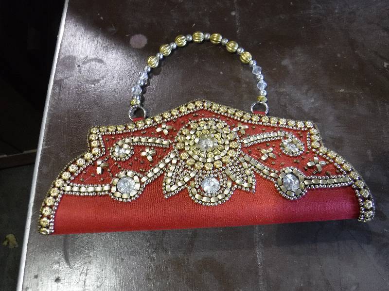 lot 2162 image: Vintage hand made clutch purse with beadwork