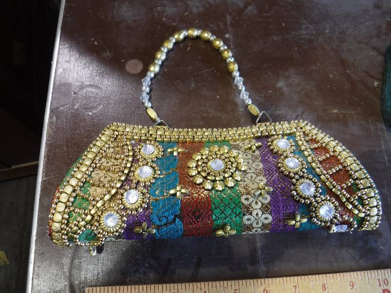 lot 2164 image: Multi color hand made vintage clutch purse with bead work