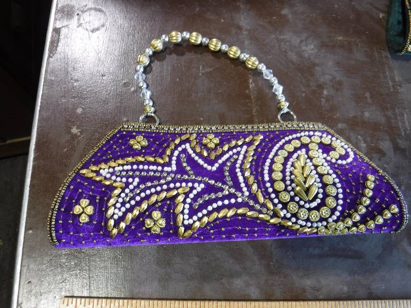 lot 2165 image: Hand made vintage purple clutch purse with bead work