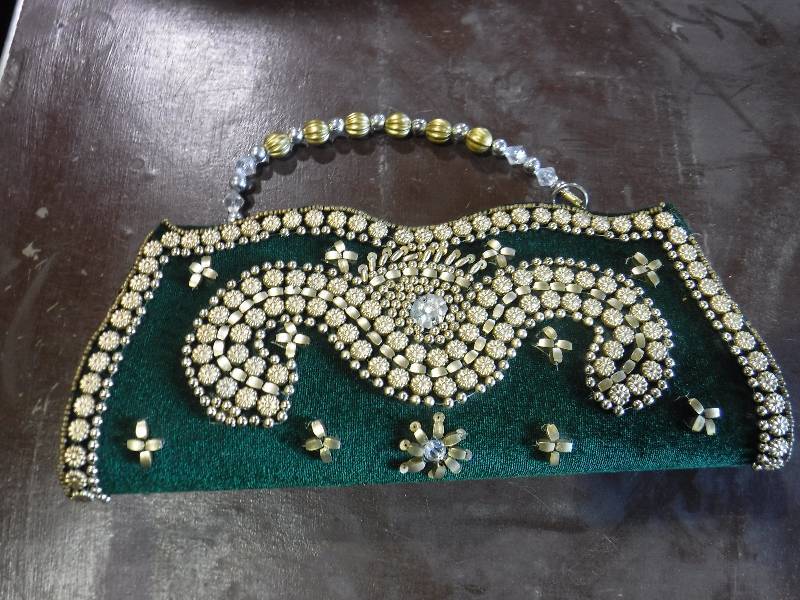 lot 2166 image: Dark green vintage hand made clutch purse with bead work