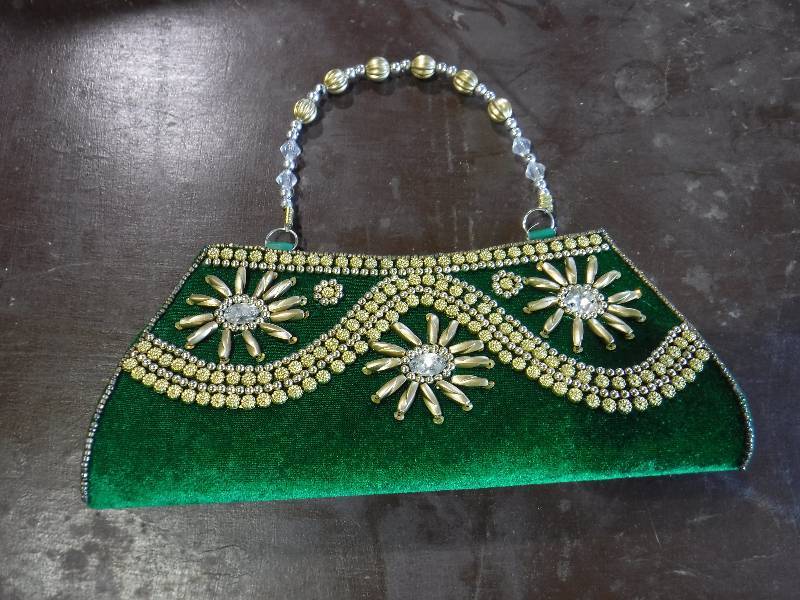 lot 2167 image: Vintage green hand made clutch purse with bead work