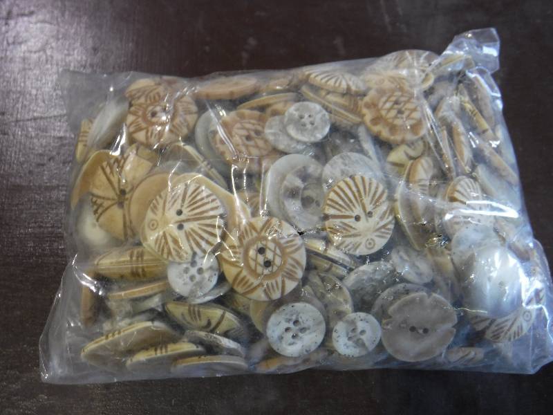 lot 2171 image: Bag of buttons