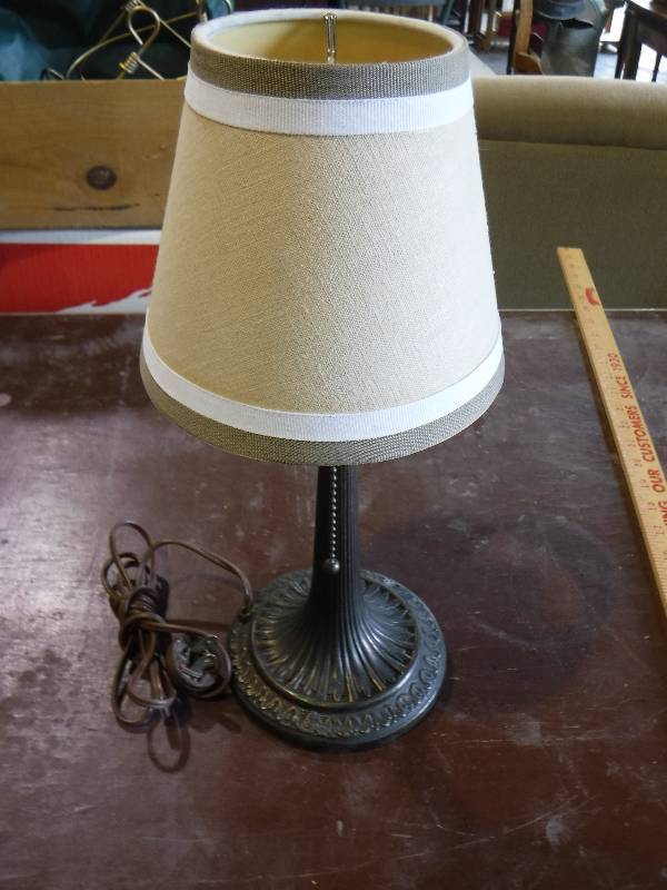 lot 2175 image: Table lamp with a very nice base