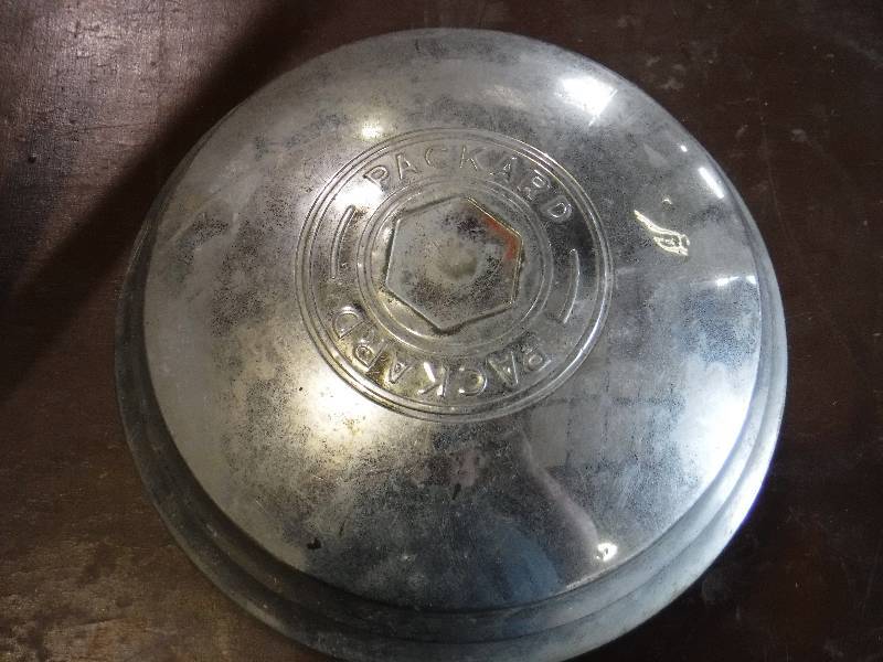 lot 2176 image: Packard hub cap