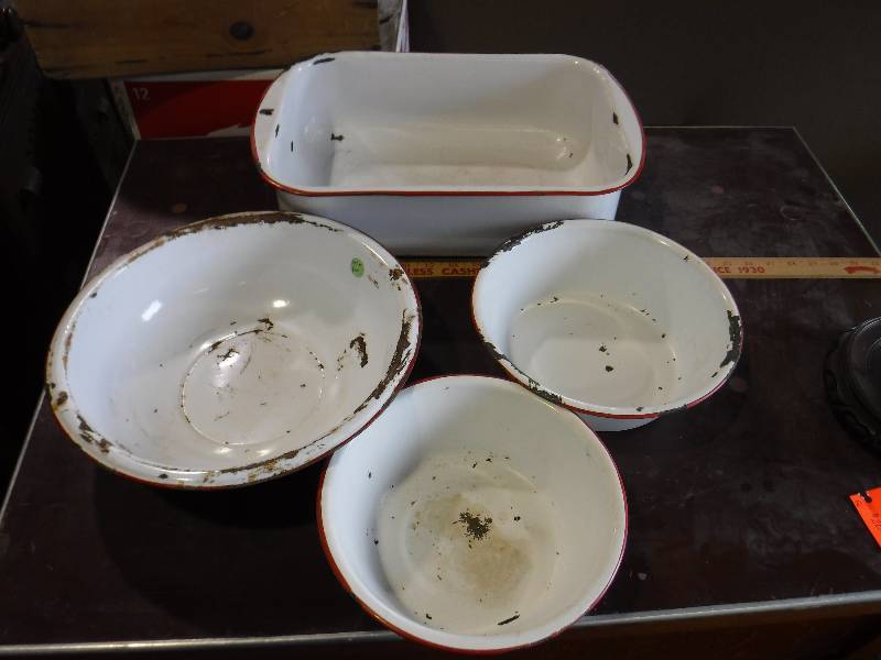 lot 2177 image: Enamelware set- bowls and bread pan