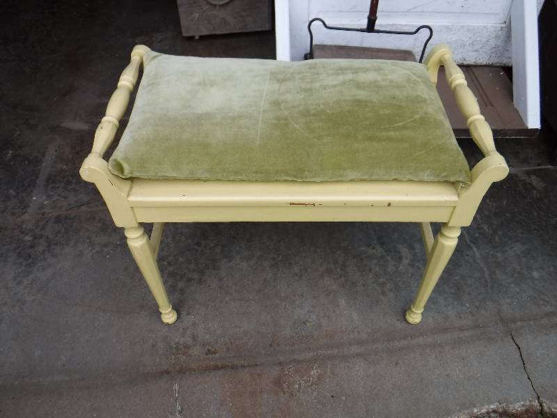 lot 2184 image: Vintage yellow settee bench with cushion