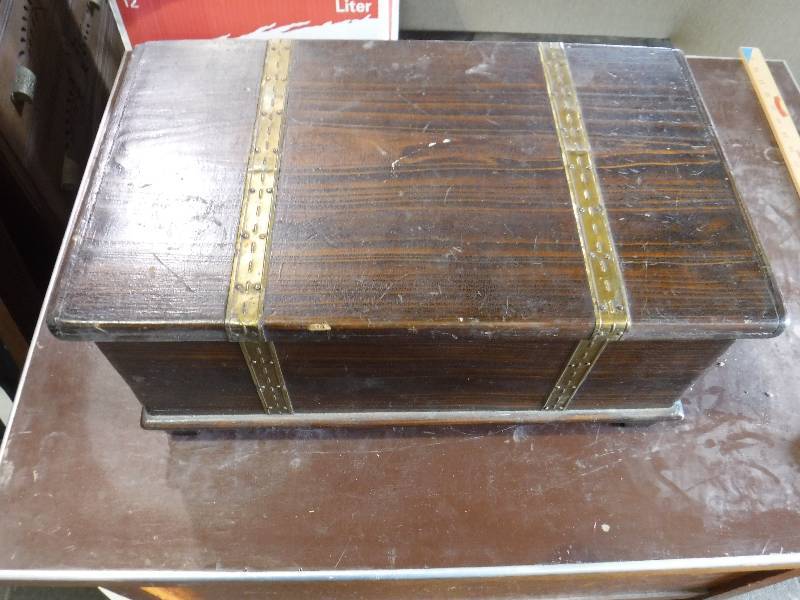 lot 2188 image: Small wood trunk chest