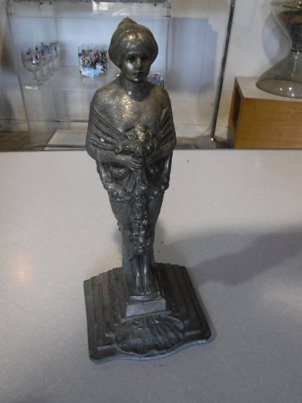 lot 3177 image: Woman sculpture statue 10 inches tall