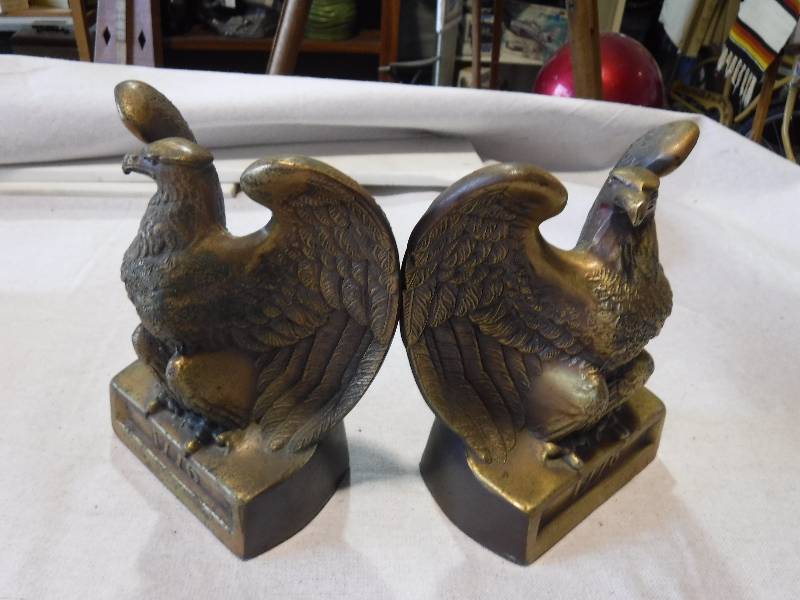 lot 3186 image: Eagle book ends
