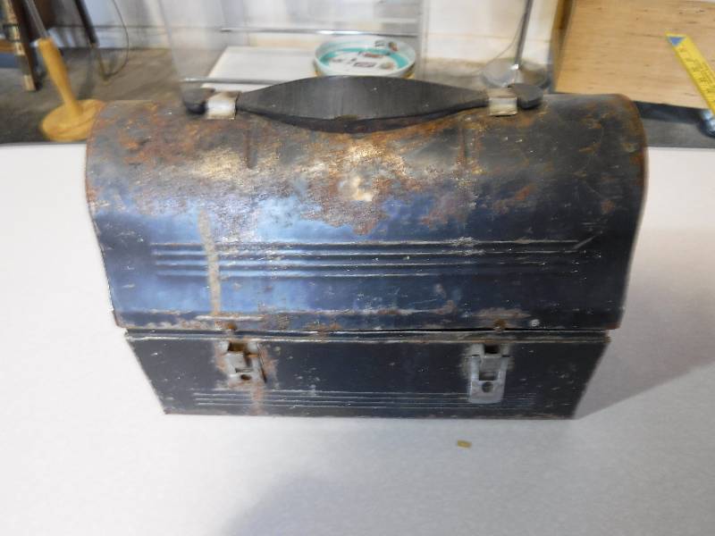 lot 3194 image: Vintage black tin lunch pail