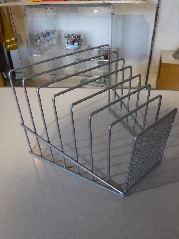lot 3195 image: Metal magazine rack