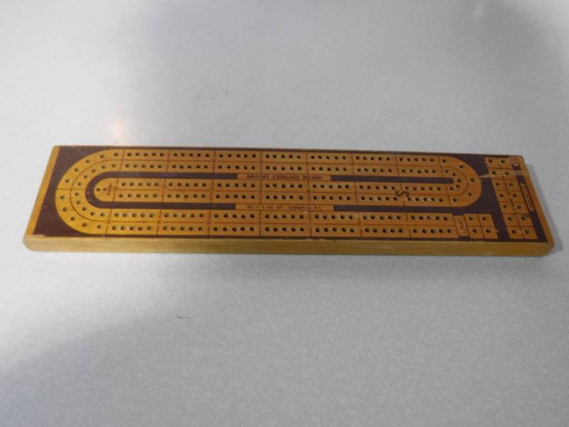 lot 3203 image: Wood crooks cribbage board
