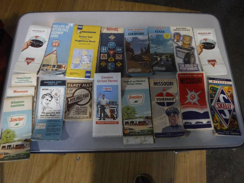 lot 3205 image: Lot of vintage road maps
