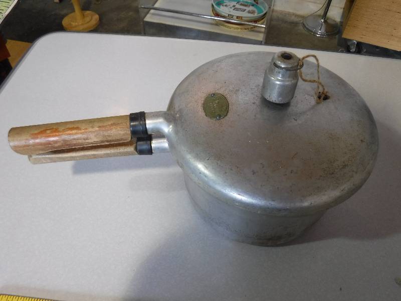 lot 3213 image: Small presto pressure cooker