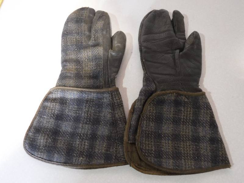 lot 3221 image: Thick mittens