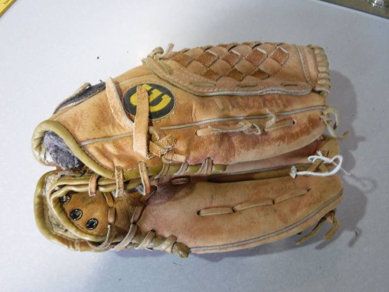 lot 3224 image: Wilson baseball glove