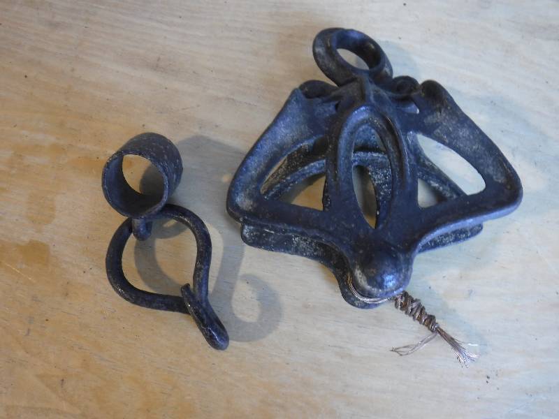 lot 3068 image: Vintage iron rope tie up