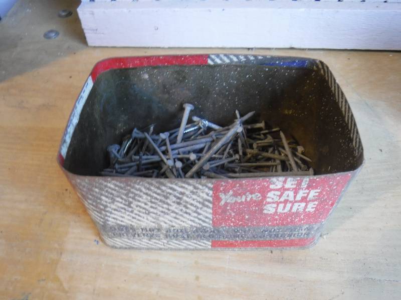 lot 3069 image: Tin with various size nails