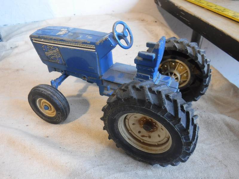 lot 3072 image: Blue toy tractor- old
