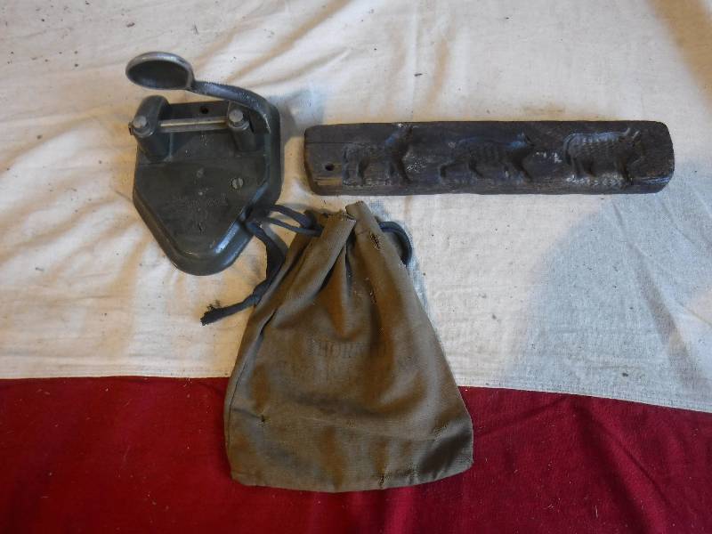 lot 3080 image: Hole punch and mold