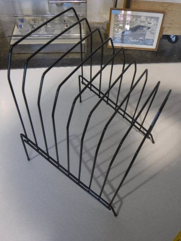 lot 3089 image: Magazine rack