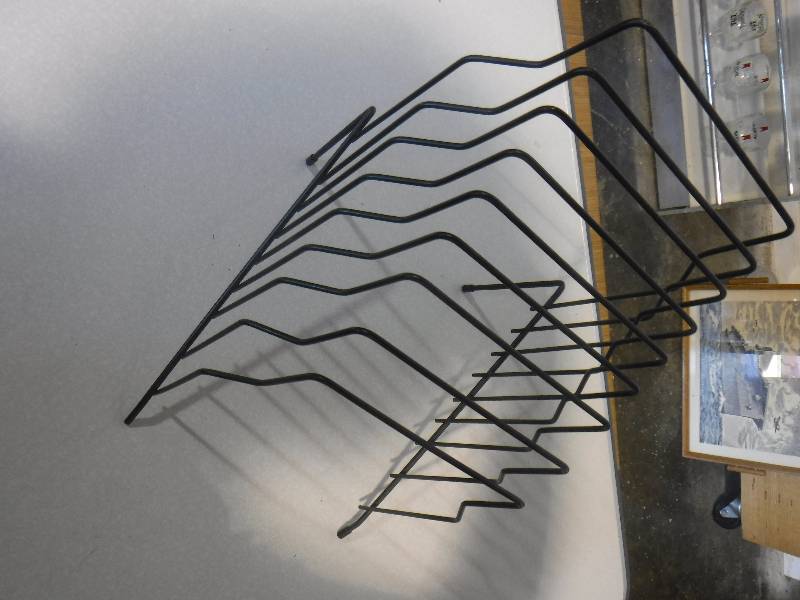 lot 3091 image: Metal magazine rack