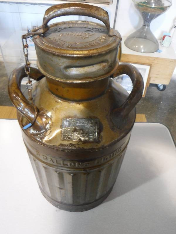 lot 3092 image: Ellisco 5 gallon metal fuel or oil can with lid