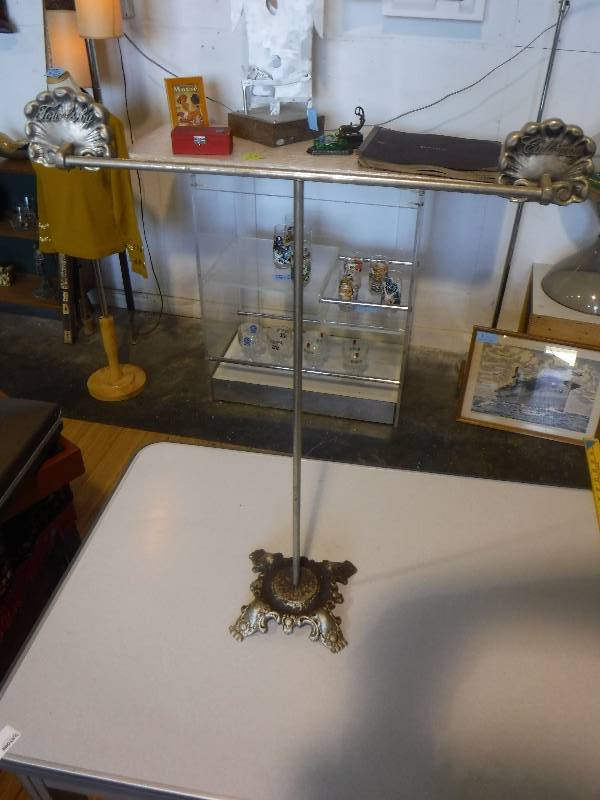 lot 3095 image: Towelsby towel rack stand- unique and ornate