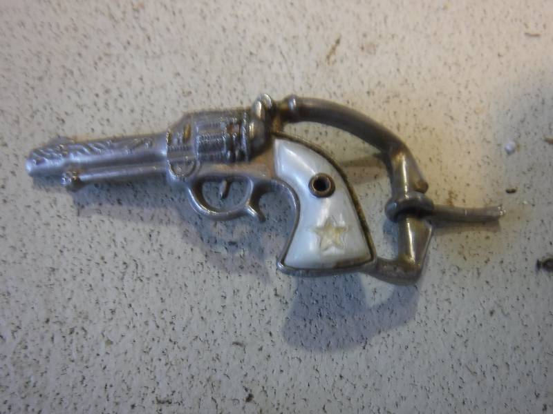 lot 3101 image: Pearl handle look pistol gun revolver belt buckle