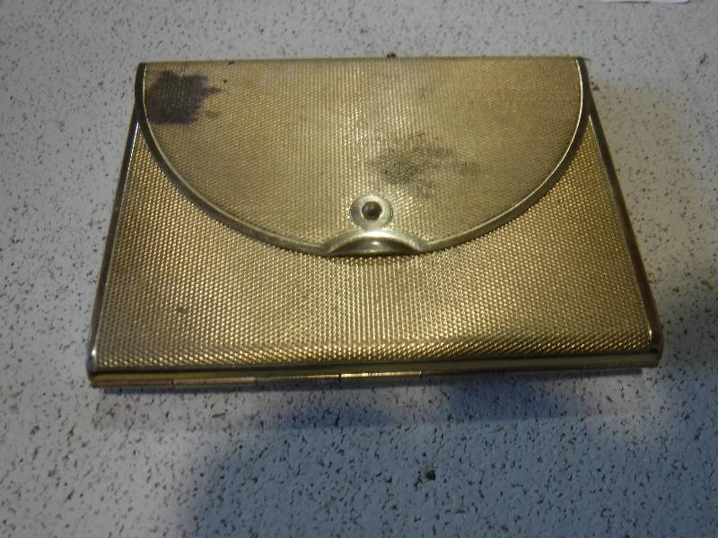 lot 3102 image: Gold tone mirrored powder clutch