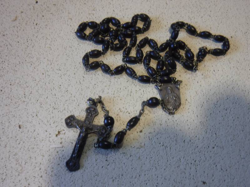 lot 3111 image: Rosary necklace