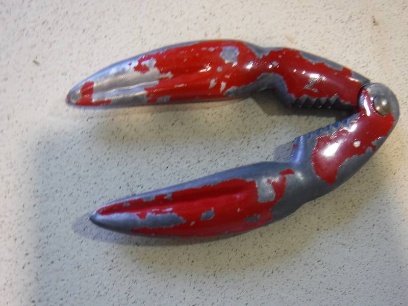 lot 3116 image: Lobster or crab claw crackers