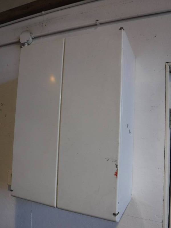 lot 3122 image: Metal wall cabinet with shelves