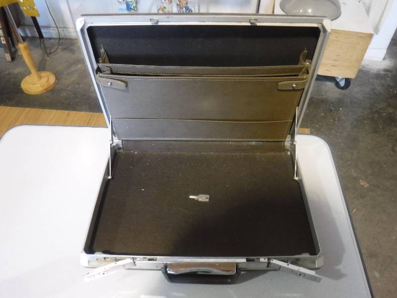lot 3143 image: Samsonite brief case with key