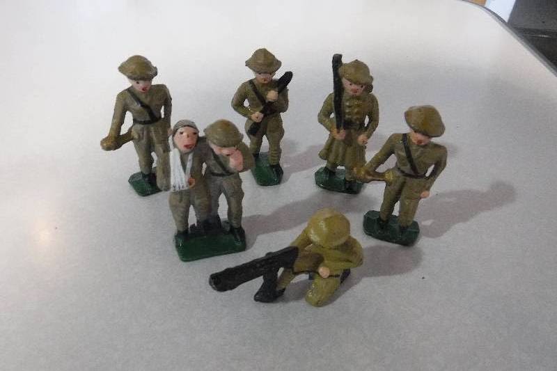 lot 2154 image: Vintage toy army men