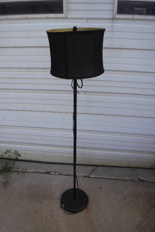 lot 3245 image: Vintage floor lamp- needs rewired