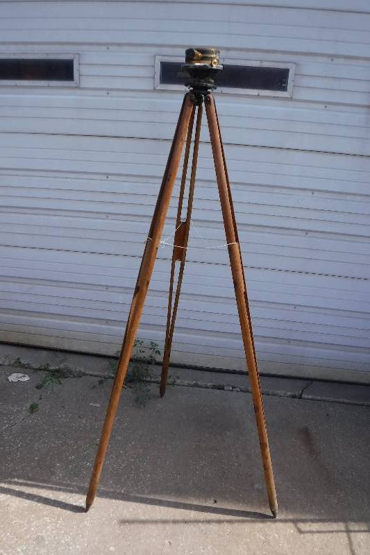 lot 3253 image: Vintage Surveying transit level