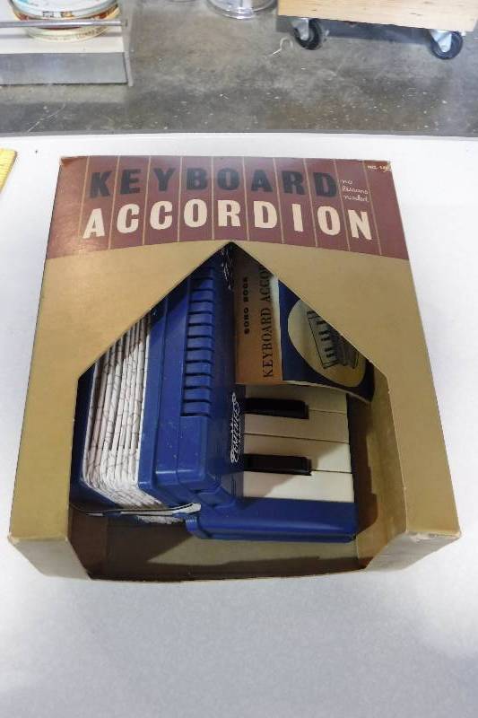 lot 3262 image: Emenee key board Accordion in box