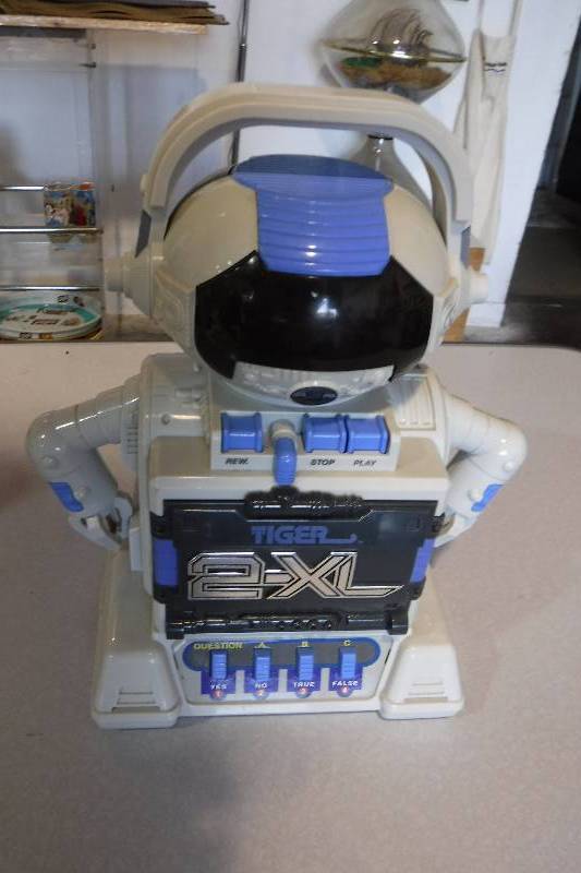 lot 3264 image: Tiger 2-XL robot cassette player