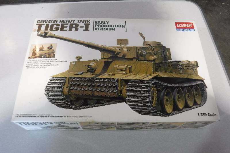 lot 3265 image: Tiger-I German heavy tank model kit
