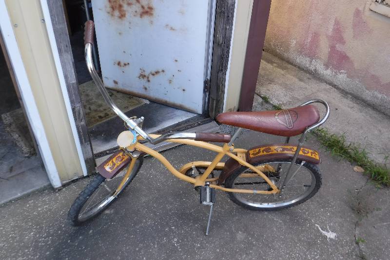 lot 3267 image: Retro girls Huffy bike with banana seat- groovy bicycle
